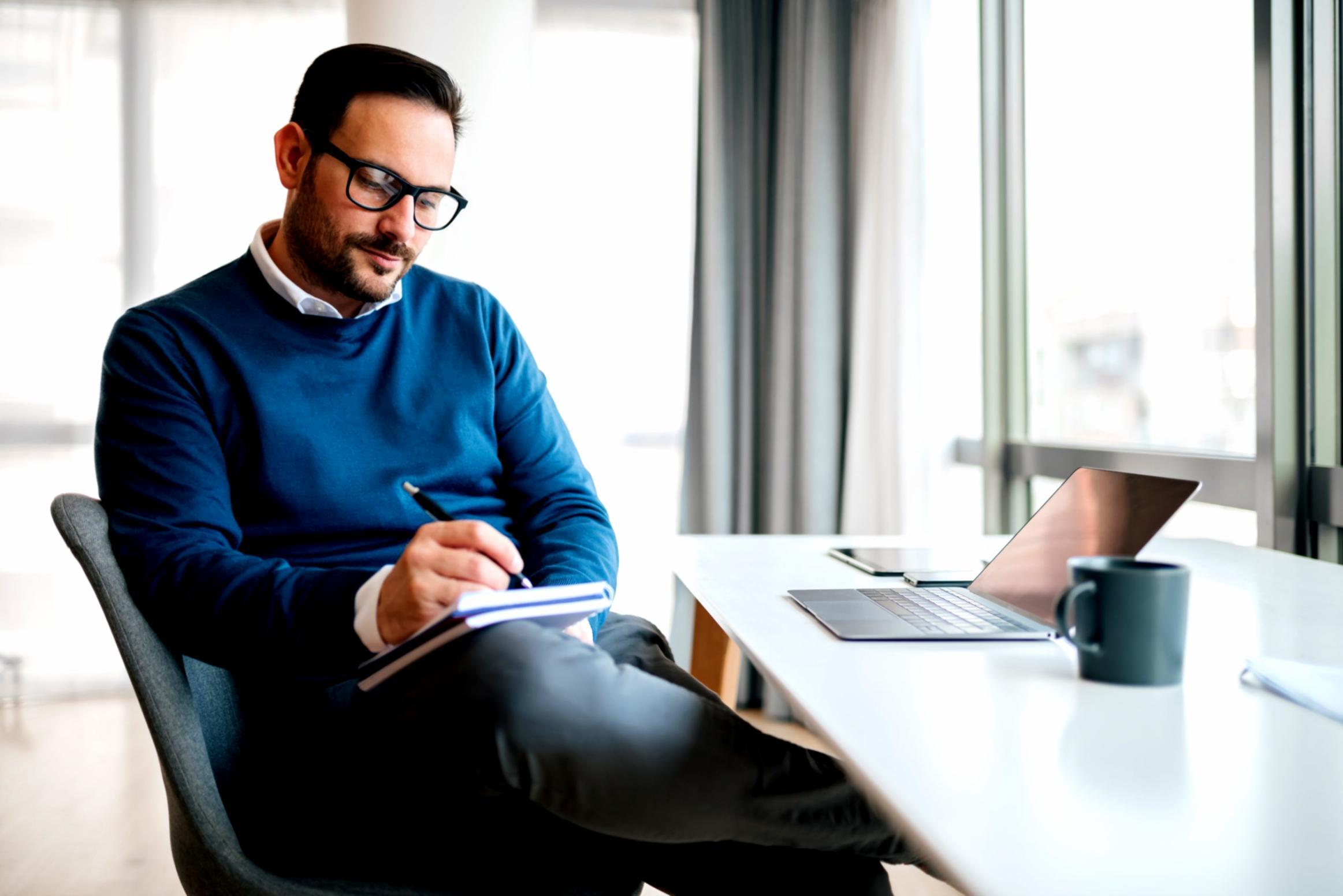 Teamarbeit und Kursplanung in ruhiger Arbeitsumgebung